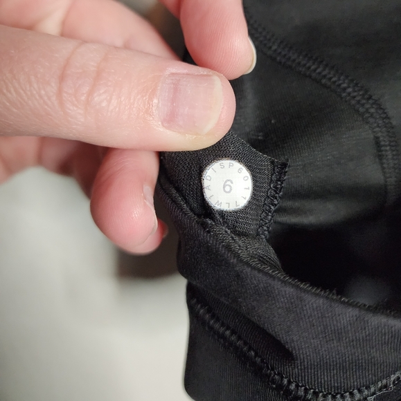 Lululemon Glide and Slide Tank with Built in Bra (NO Pads), Grey/Black, Size 6 - Picture 9 of 13